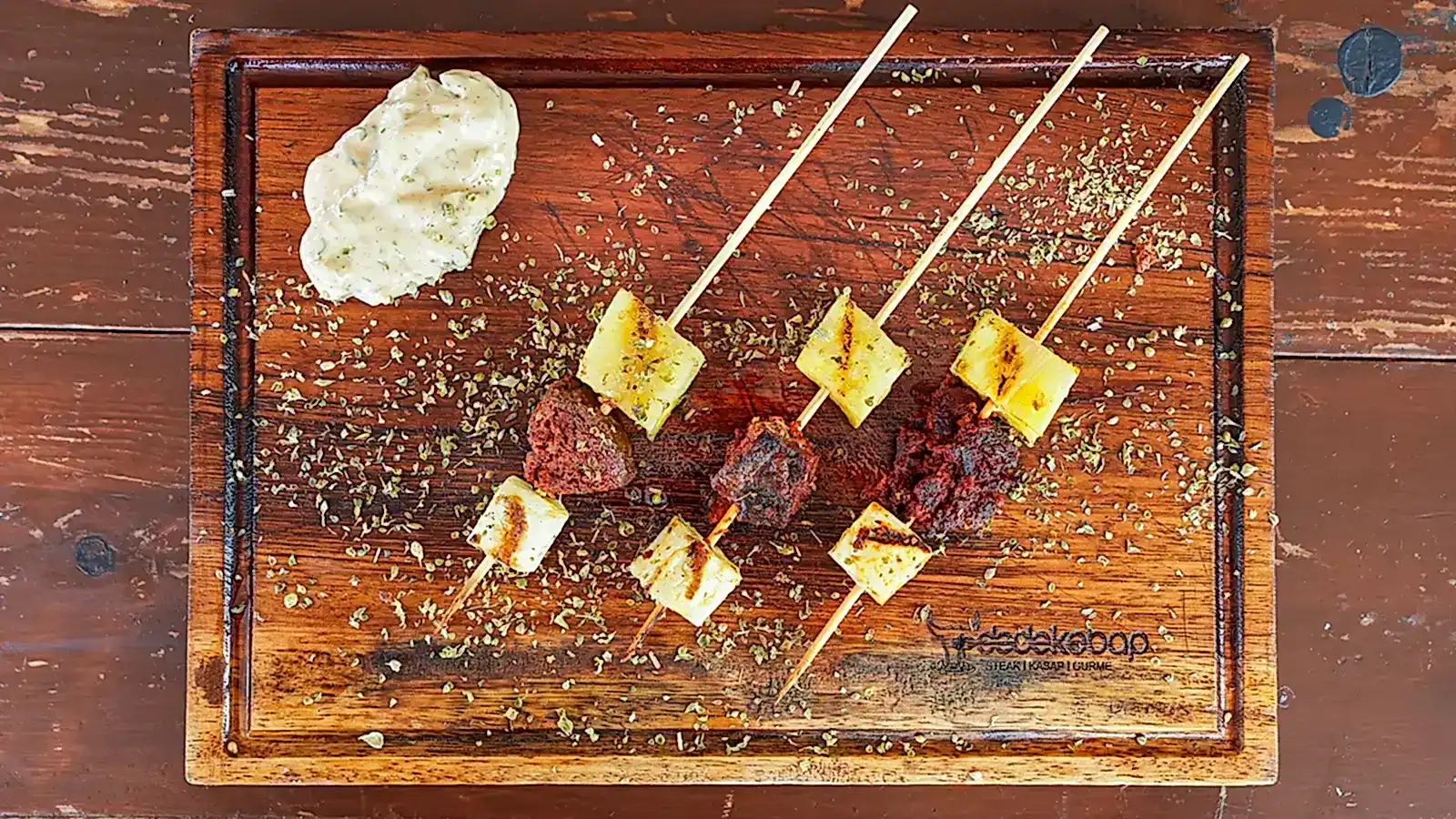 Aşk Üçgeni, peynir ve sucukla hazırlanan şiş – Bakı Dede Kebap Steak Burger Tatlı Kasap