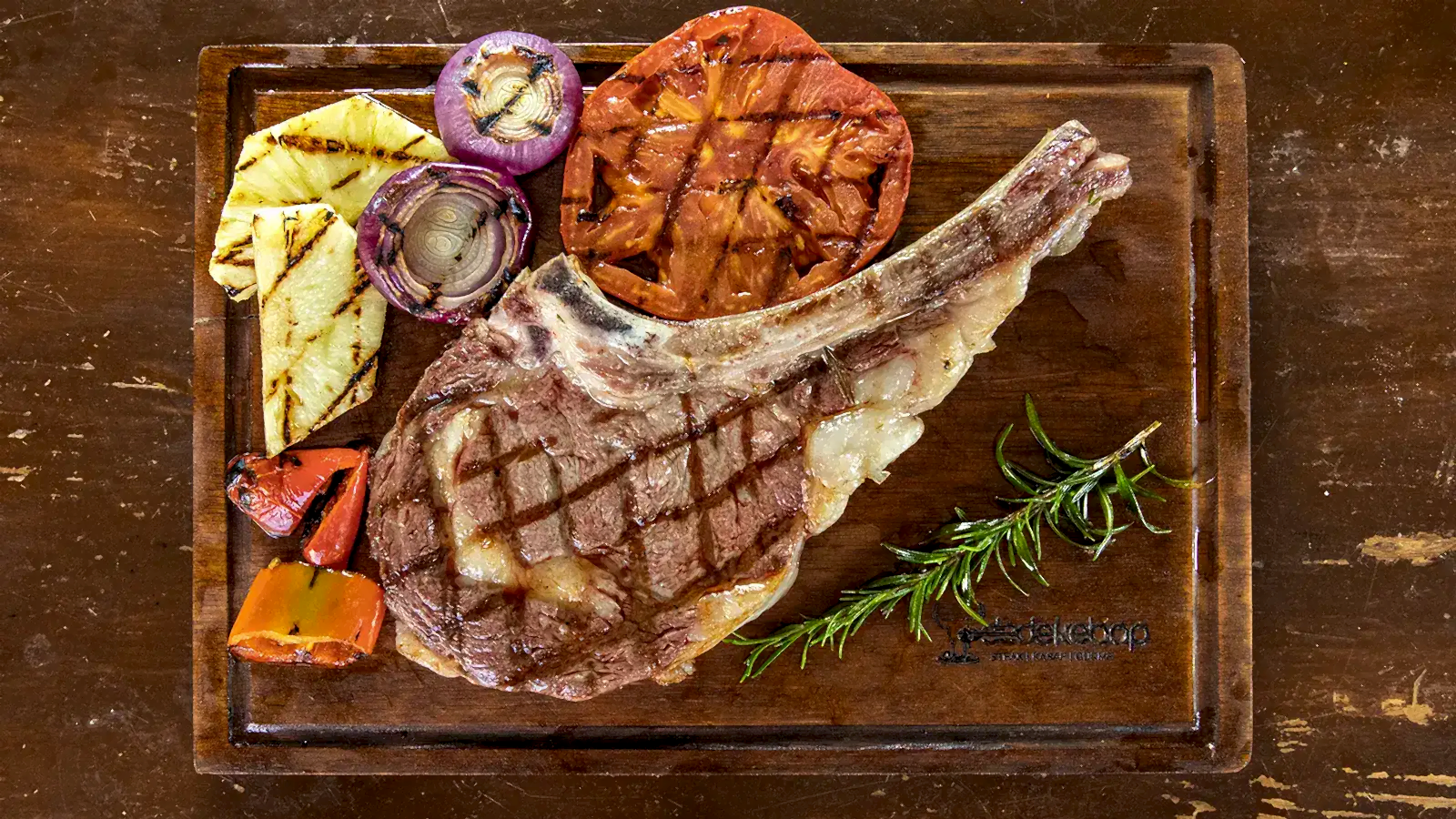 Dallas steak porsiyonu, ızgara et tabağı garnitürlü sunum – Bakı Dede Kebap Steak Burger Tatlı Kasap