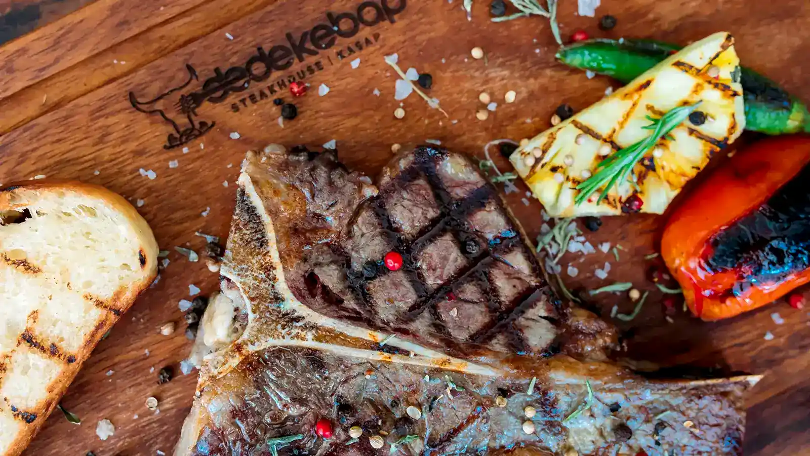 T-Bone steak porsiyonu, ızgara et tabağı garnitürlü sunum – Bakı Dede Kebap Steak Burger Tatlı Kasap