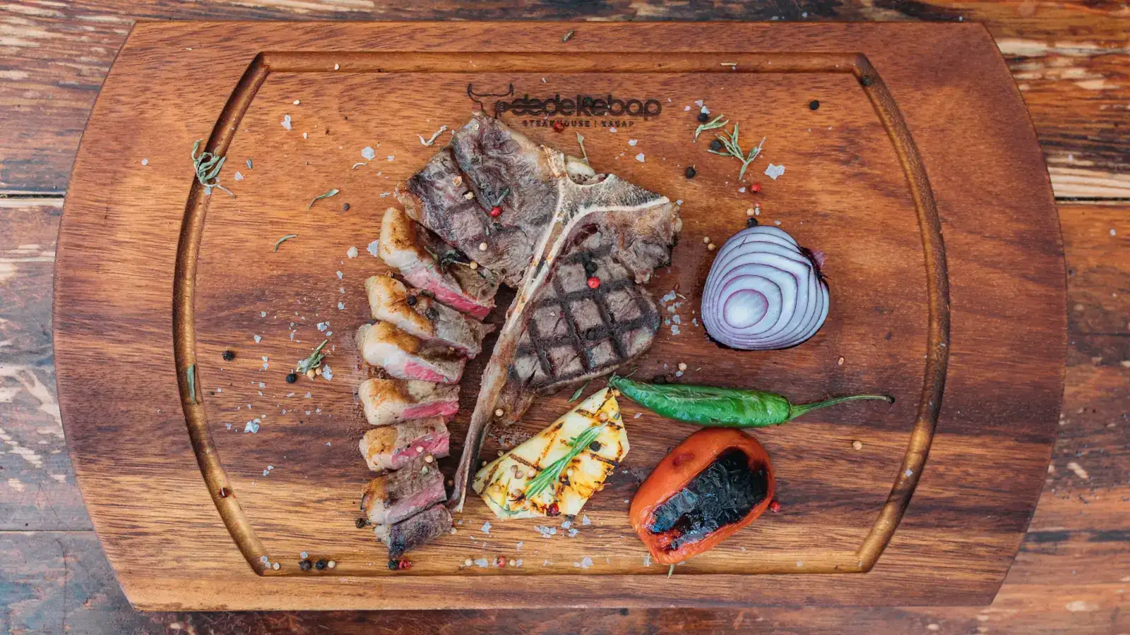 Porterhouse steak porsiyonu, ızgara T-bone et tabağı – Bakı Dede Kebap Steak Burger Tatlı Kasap