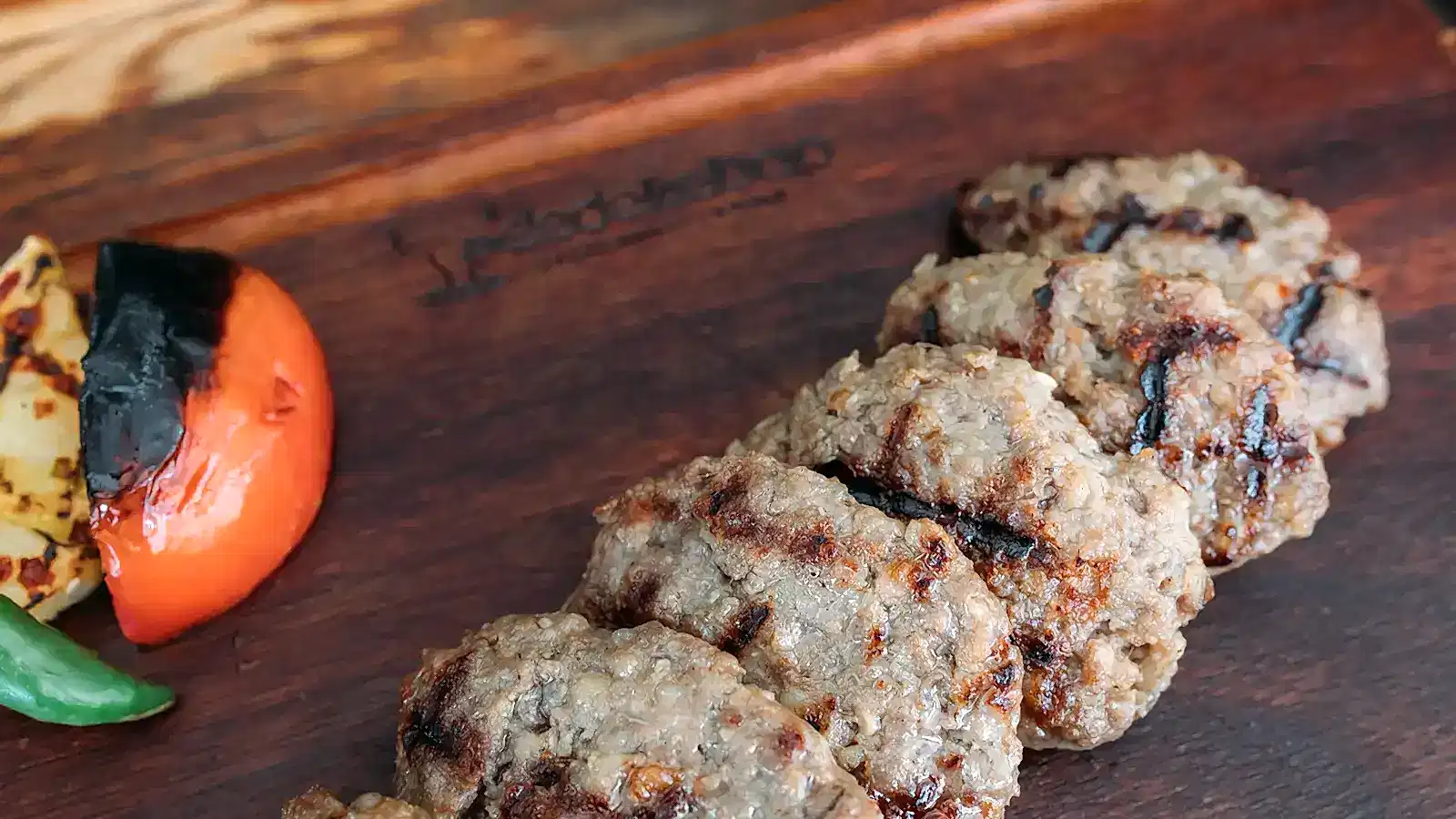 Kasap köfte porsiyonu, ızgara köfte tabağı közlenmiş garnitürlerle – Bakı Dede Kebap Steak Burger Tatlı Kasap