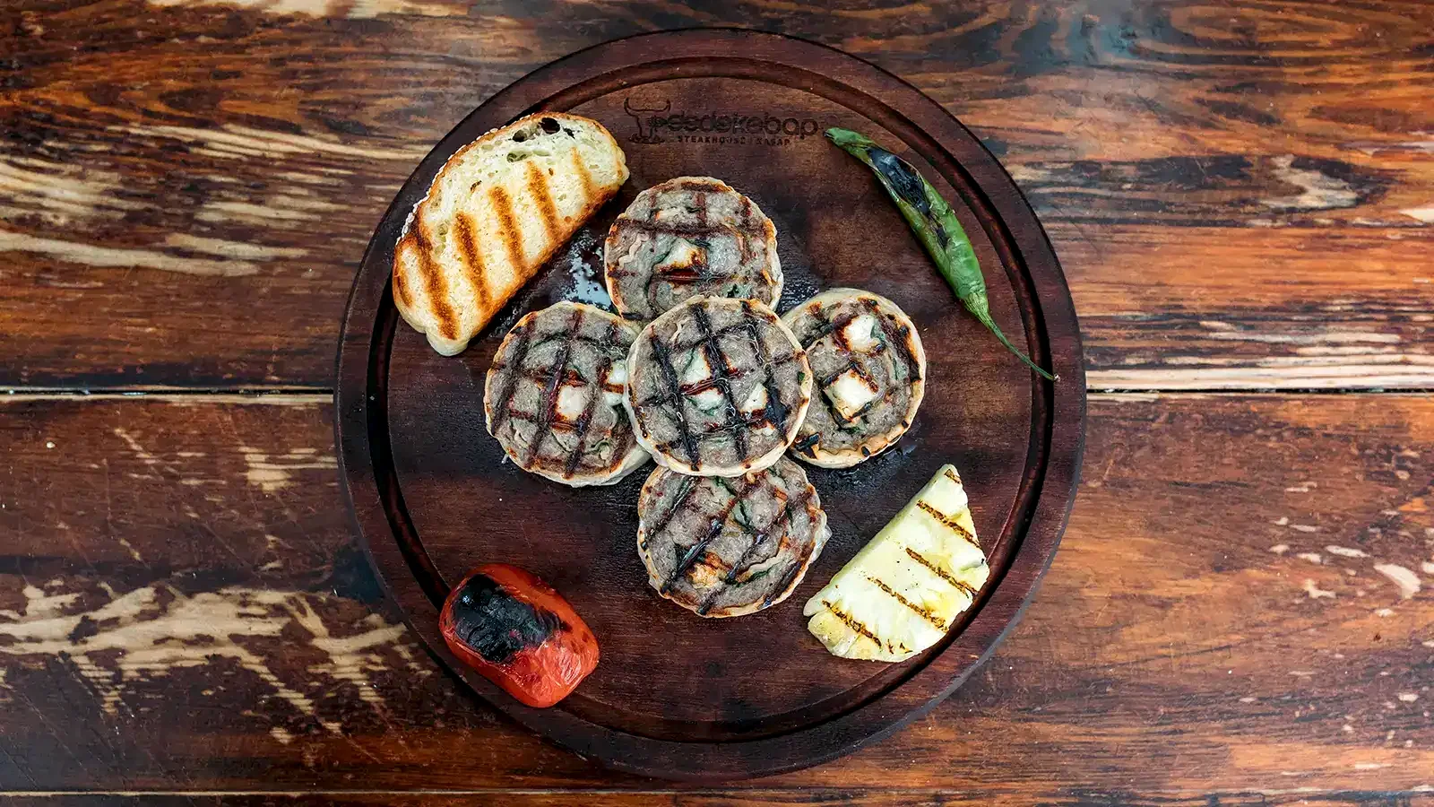 Dedem Sarma porsiyonu, özel hazırlanan ızgara et sarma tabağı közlenmiş sebzelerle – Bakı Dede Kebap Steak Burger Tatlı Kasap