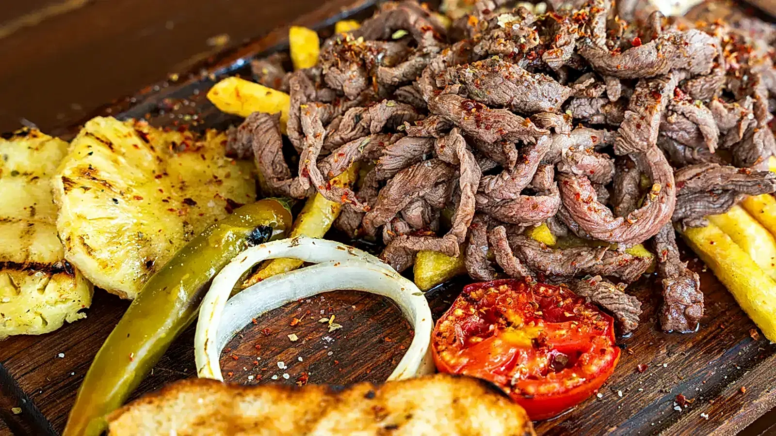 Dana bonfileden et spagetti, ince şerit ızgara et tabağı közlenmiş sebzeler ve patates kızartmasıyla – Bakı Dede Kebap Steak Burger Tatlı Kasap