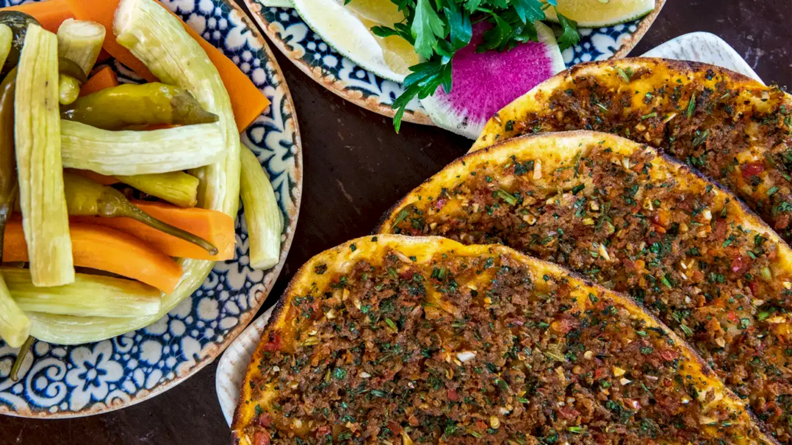 Antep usulü lahmacun porsiyonu – Bakı Dede Kebap Steak Burger Tatlı Kasap