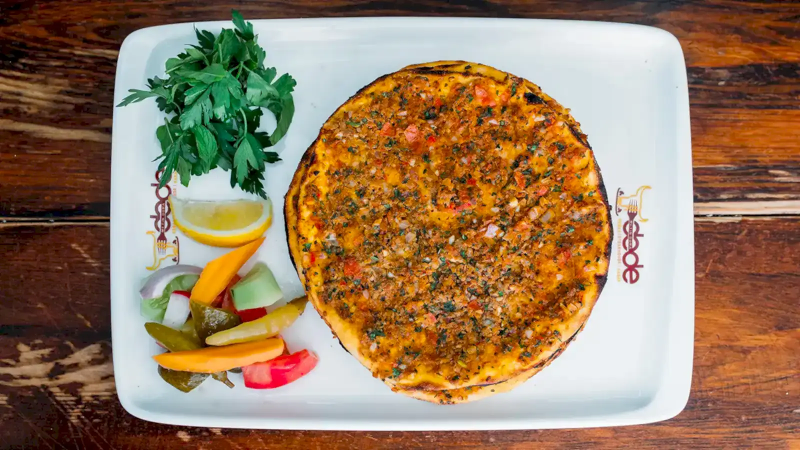 Bakı usulü lahmacun porsiyonu – Bakı Dede Kebap Steak Burger Tatlı Kasap