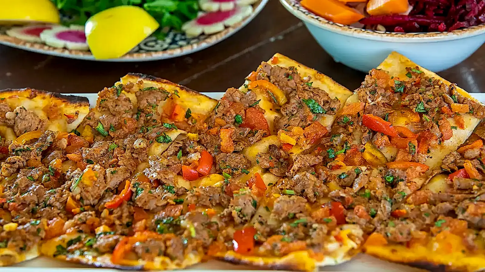 Kuşbaşılı pide porsiyonu – Bakı Dede Kebap Steak Burger Tatlı Kasap