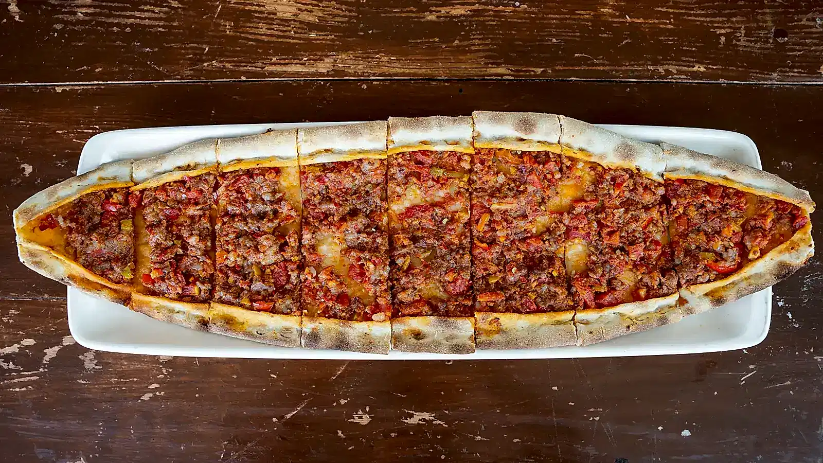 Kıymalı pide porsiyonu, fırında ince hamurlu pide tabağı – Bakı Dede Kebap Steak Burger Tatlı Kasap