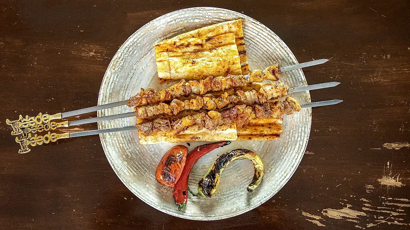 Kuzu kaburga porsiyonu, közde pişmiş ızgara kuzu kaburga tabağı – Bakı Dede Kebap Steak Burger Tatlı Kasap