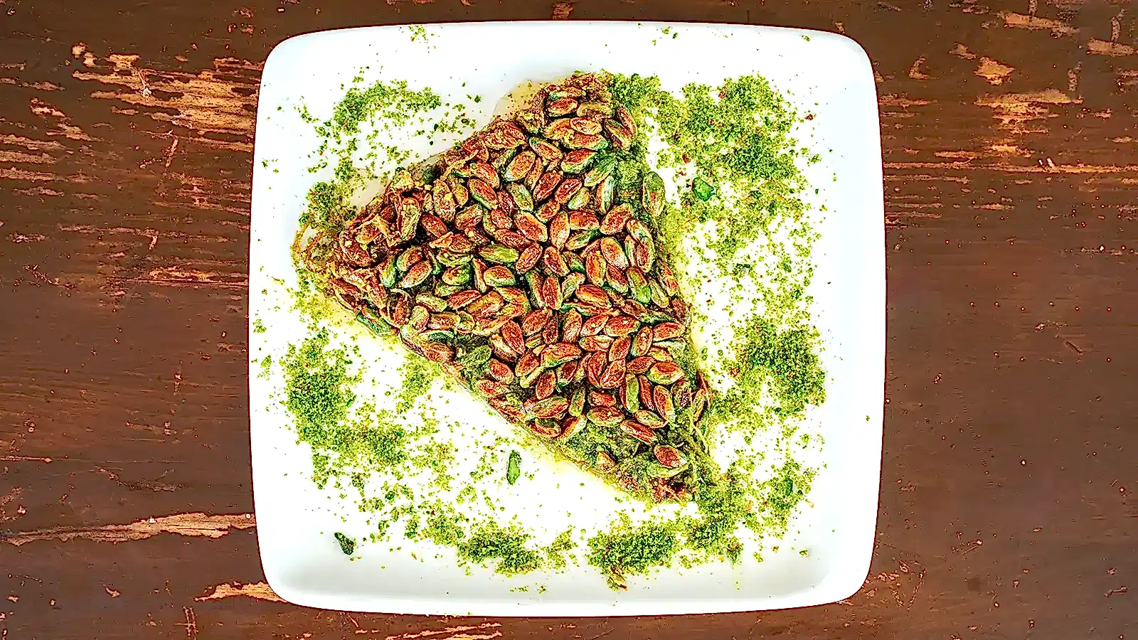 Fıstıkzade tatlısı, künefe telleriyle hazırlanmış ve bütün Boz antep fıstığıyla kaplanmış özel tatlı dilimi – Bakı Dede Kebap Steak Burger Tatlı Kasap