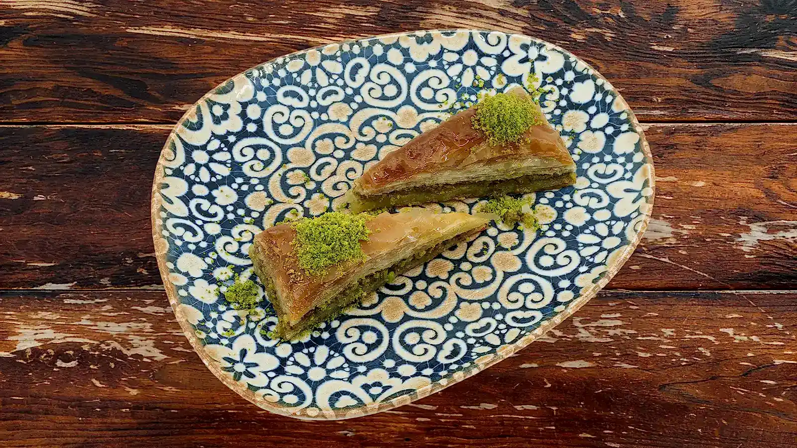 Havuç dilim baklava tepsisi, el açması yufka ile hazırlanmış Antep boz fıstıklı ve manda tereyağlı özel baklava – Bakı Dede Kebap Steak Burger Tatlı Kasap