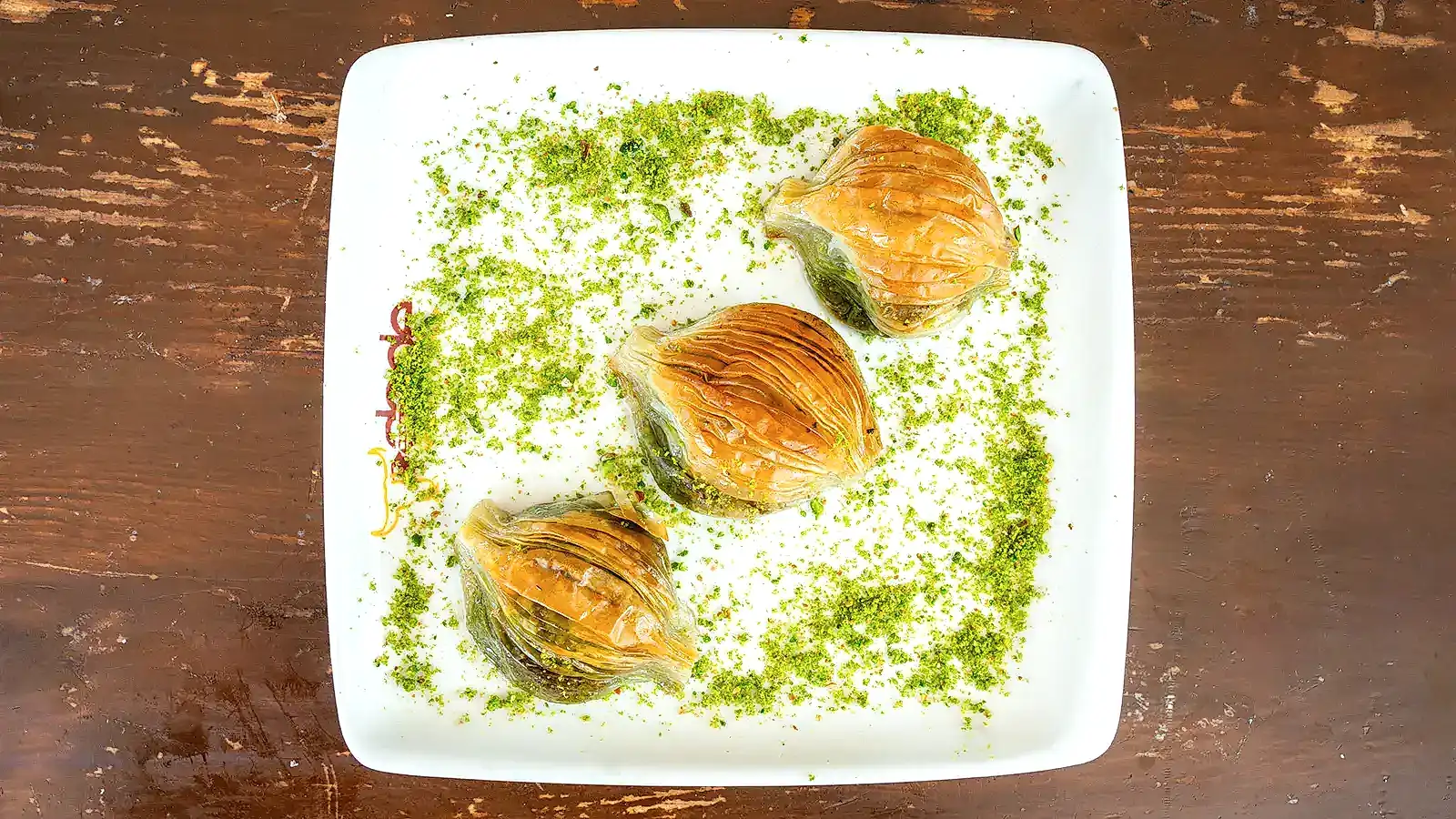 Midye baklava tatlısı, Antep fıstıklı – Bakı Dede Kebap Steak Burger Tatlı Kasap