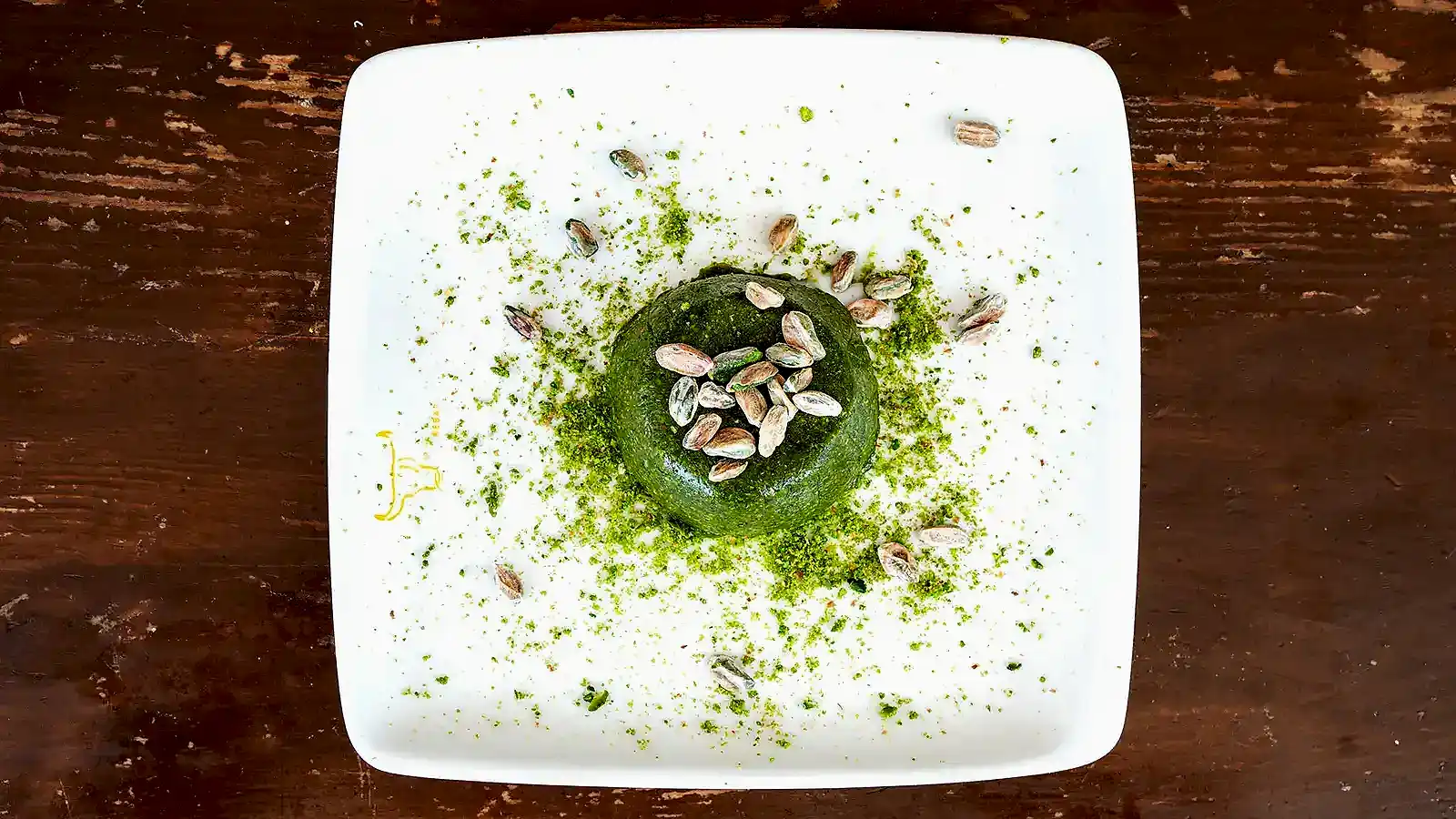Manda kaymağı ile hazırlanan özel Manda Aşkı tatlısı, üzeri Antep boz fıstığı ve fıstık tozu ile süslenmiş porsiyon sunum – Bakı Dede Kebap Steak Burger Tatlı Kasap