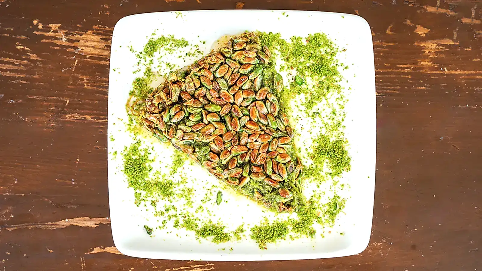 Fıstıkzade tatlısı tepsisi (kg), bol Antep fıstıklı el açması yufka ile hazırlanmış özel baklava çeşidi – Bakı Dede Kebap Steak Burger Tatlı Kasap