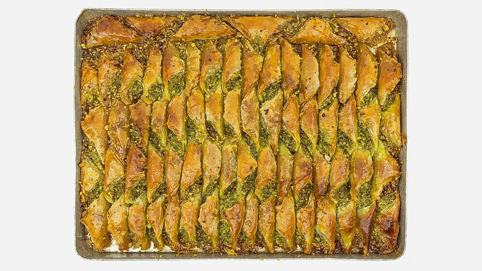 El açması ince yufka ile hazırlanan, manda kaymağı ve boz Antep fıstığıyla doldurulmuş şöbiyet tepsisi, manda tereyağı ile pişirilmiş kg sunum – Bakı Dede Kebap Steak Burger Tatlı Kasap