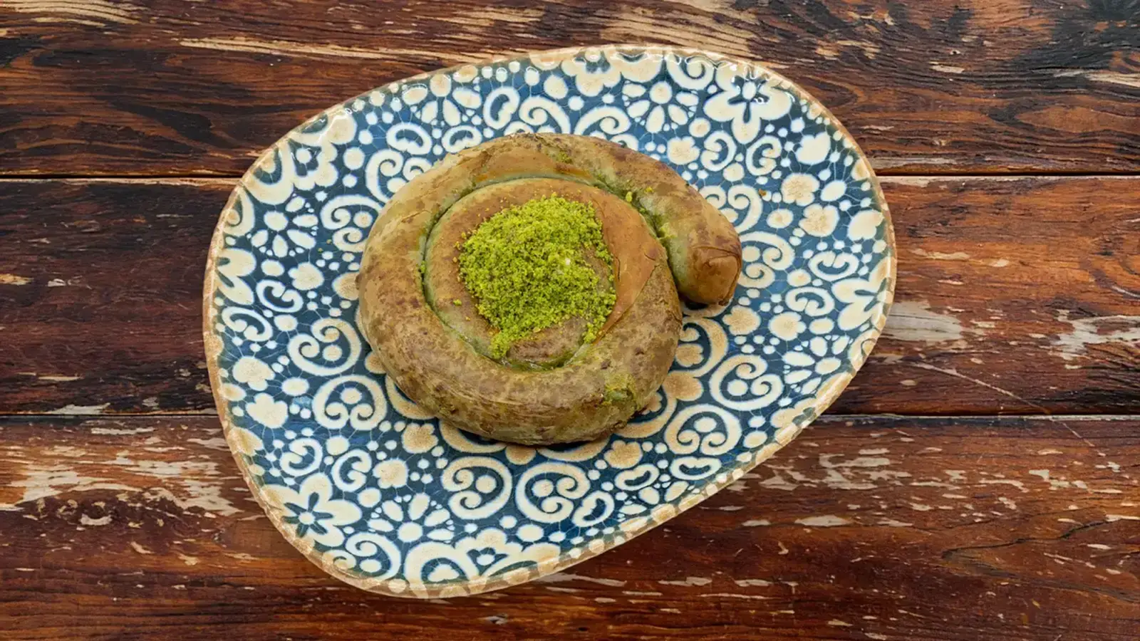 Simit katmer tatlısı, el açması yufka ile hazırlanmış Antep fıstıklı ve manda kaymaklı özel katmer – Bakı Dede Kebap Steak Burger Tatlı Kasap