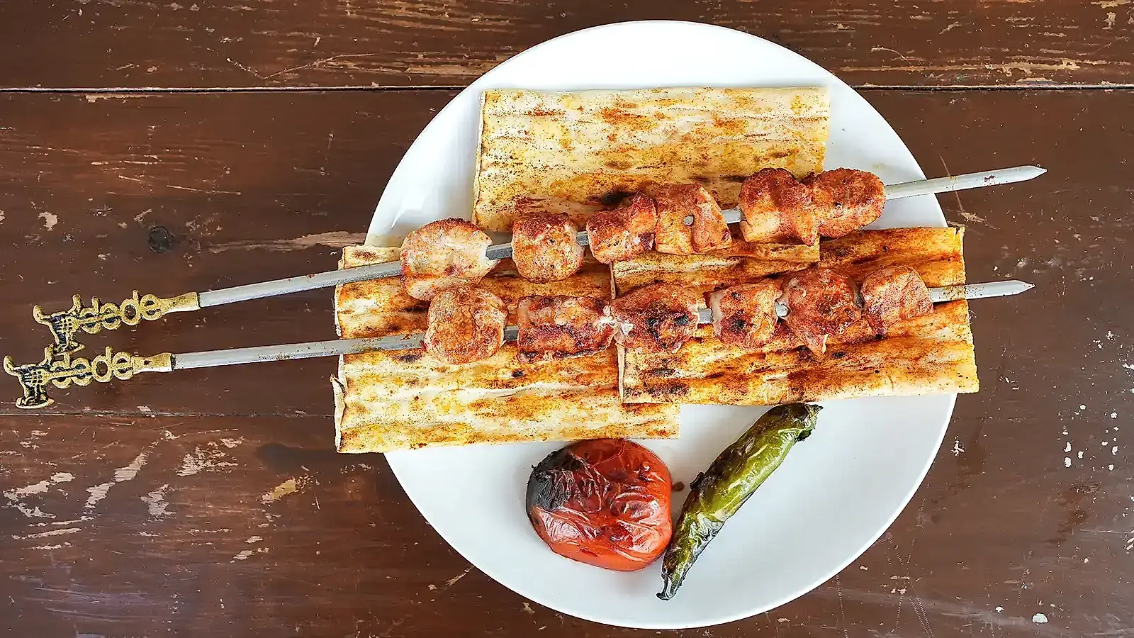 Koç yumurtası kebabı, şişte közde pişmiş özel lezzet pide, domates ve biber ile – Bakı Dede Kebap Steak Burger Tatlı Kasap