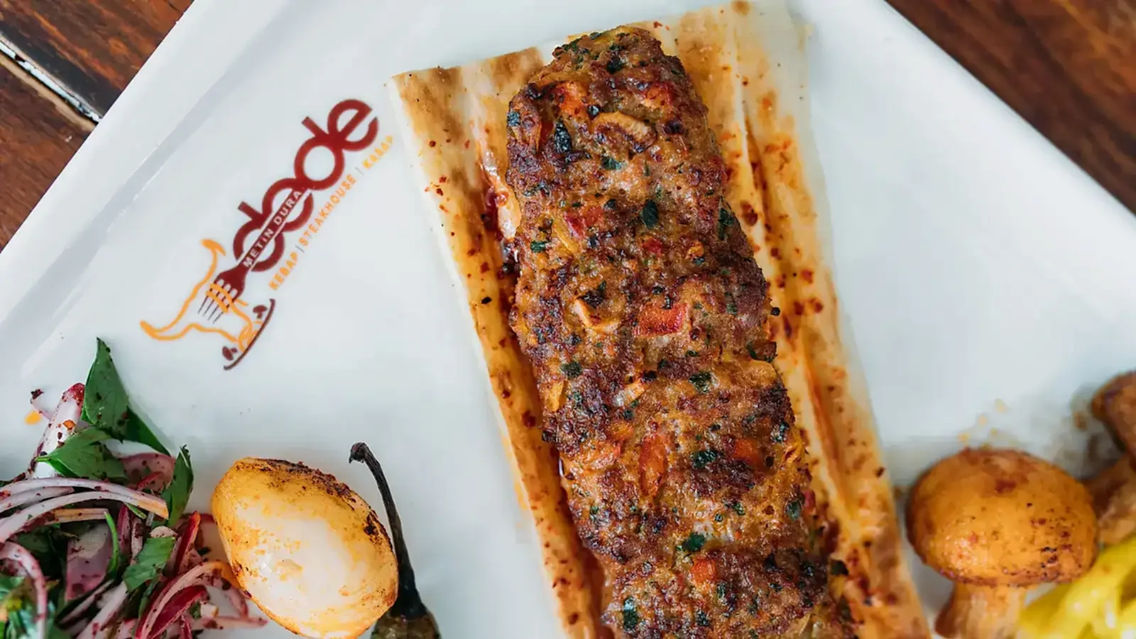 Sebzeli kebap porsiyonu, közlenmiş sebzelerle hazırlanan ızgara kebap tabağı – Bakı Dede Kebap Steak Burger Tatlı Kasap
