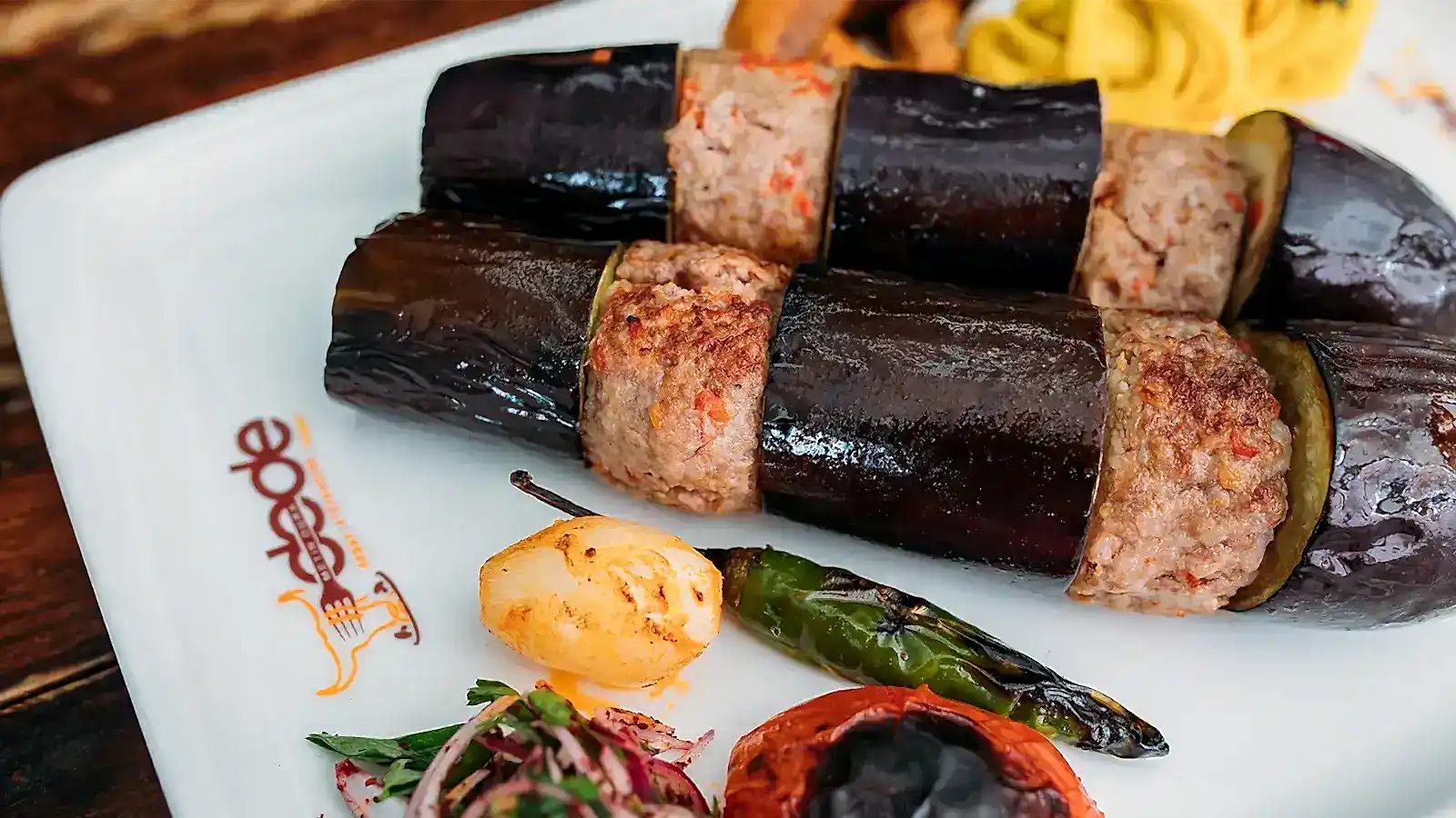Patlıcan kebap porsiyonu, közlenmiş patlıcan ve kıyma şiş ile – Bakı Dede Kebap Steak Burger Tatlı Kasap