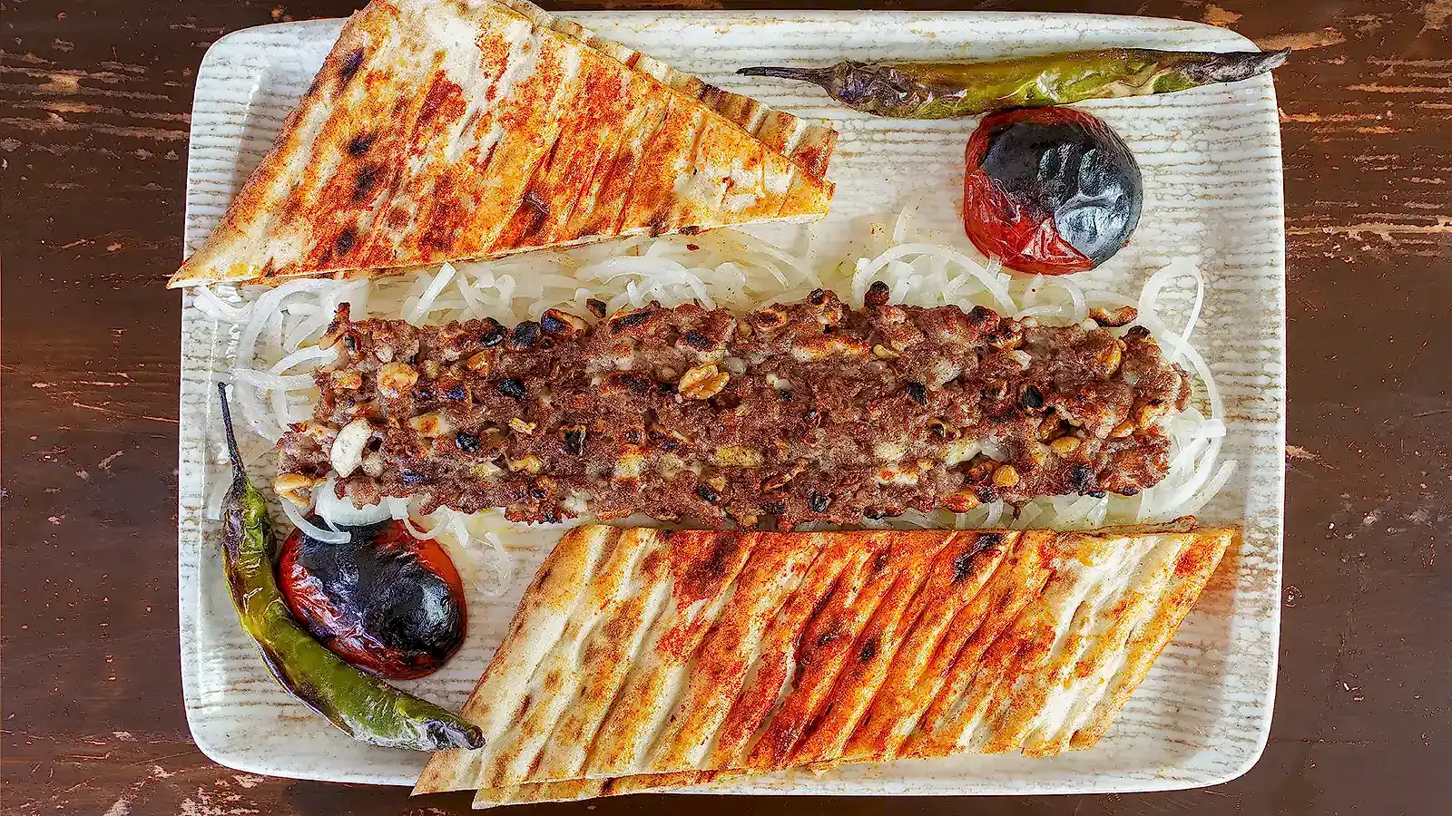Cevizli ve hellimli kebap tabağı – Dede Kebap Steakhouse Bakı