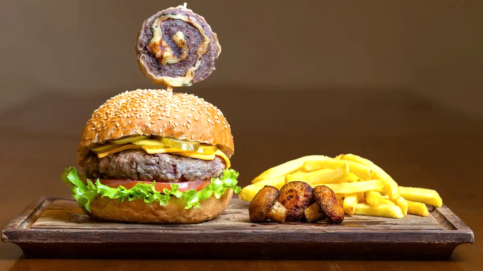Steak burger porsiyonu, cheddar peynirli kalın et köfteli hamburger patates kızartması ile – Bakı Dede Kebap Steak Burger Tatlı Kasap