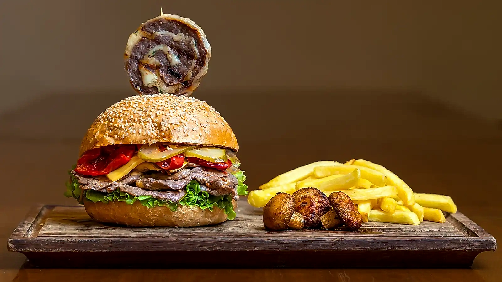 Lokum burger porsiyonu, cheddar peynirli lokum et dilimli hamburger patates kızartması ile – Bakı Dede Kebap Steak Burger Tatlı Kasap