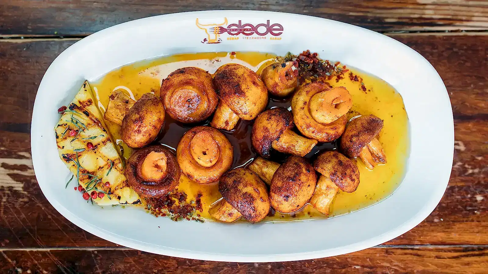 Tescilli Dede Kebap Mantarı, köz ateşinde pişirilmiş özel mantar porsiyonu, yanında ikram salata çeşitleri ve garnitürlerle menü sunumu – Bakı Dede Kebap Steak Burger Tatlı Kasap